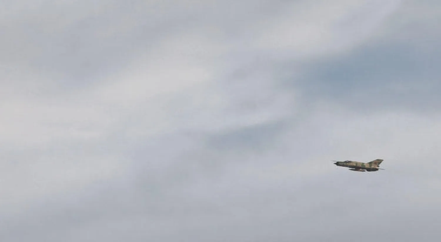 إحدى مقاتلات الجيش الليبي تشارك في المعارك المحتدمة بين القوات الحكومية والمتطرفين ببنغازي (رويترز)