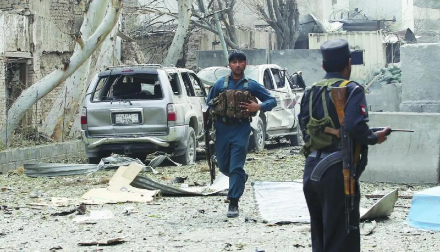 جنديان من الشرطة الأفغانية أمام القنصلية الهندية في جلال آباد بعد تعرضها لاعتداء الأسبوع الماضي (رويترز)