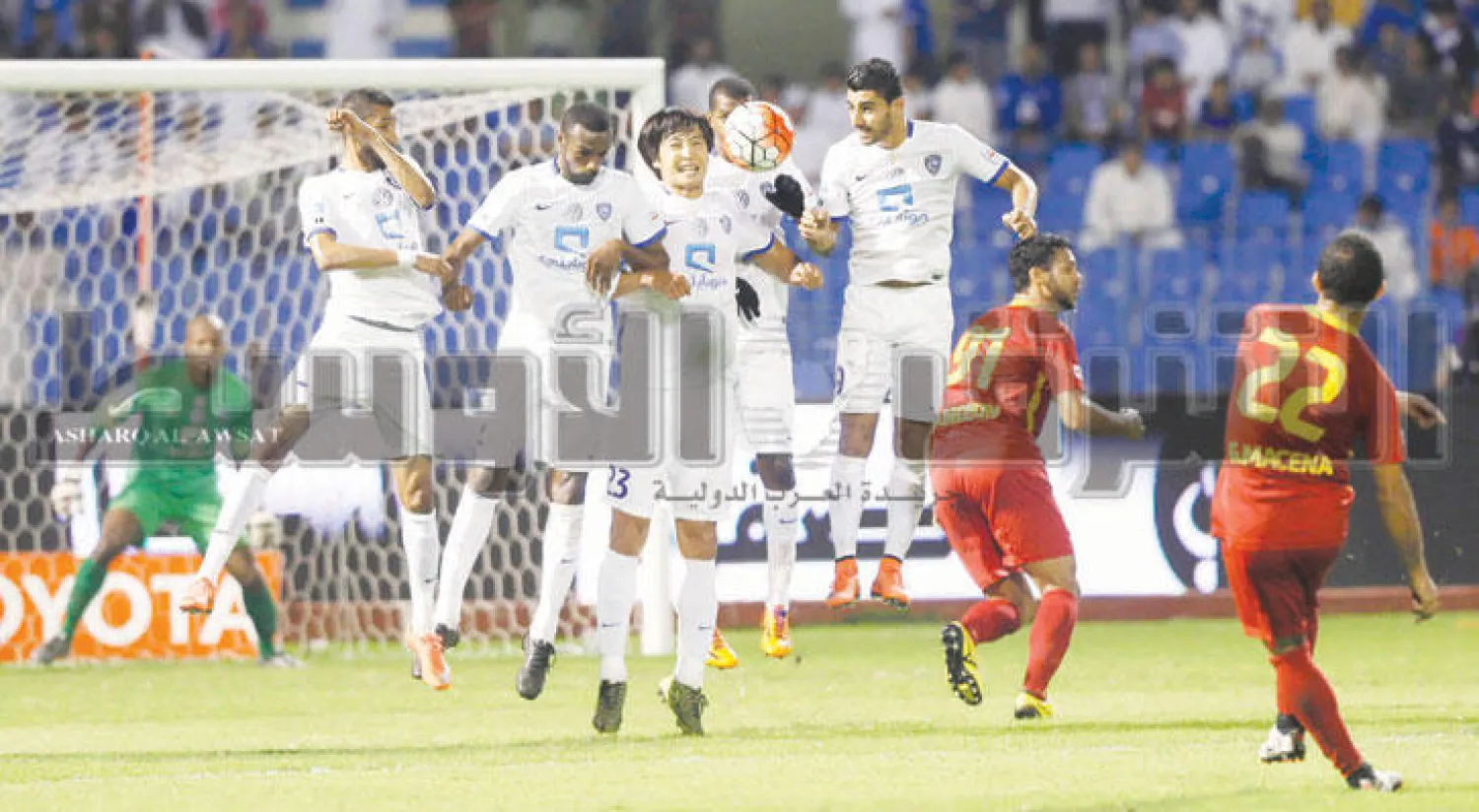 حائط الصد الهلالي يتصدى لإحدى كرات القادسية (تصوير: عيسى الدبيسي)