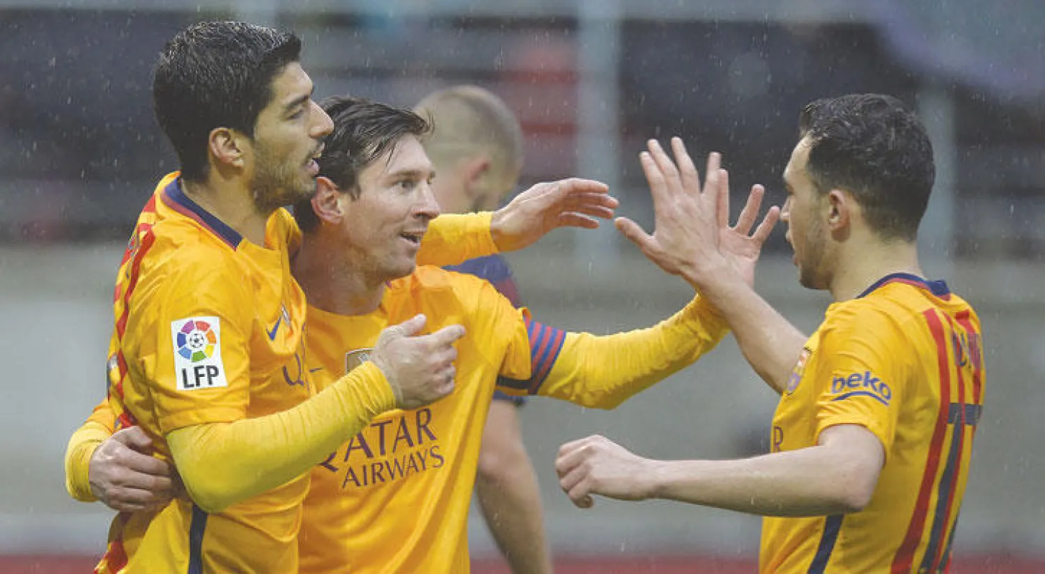 ميسي في المنتصف يتلقى التهاني بهدفيه من الحدادي وسواريز (رويترز)