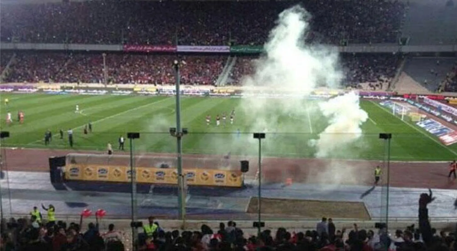 جانب من الألعاب النارية التي أوقفت مباراة امس الاحد في الدوري الإيراني