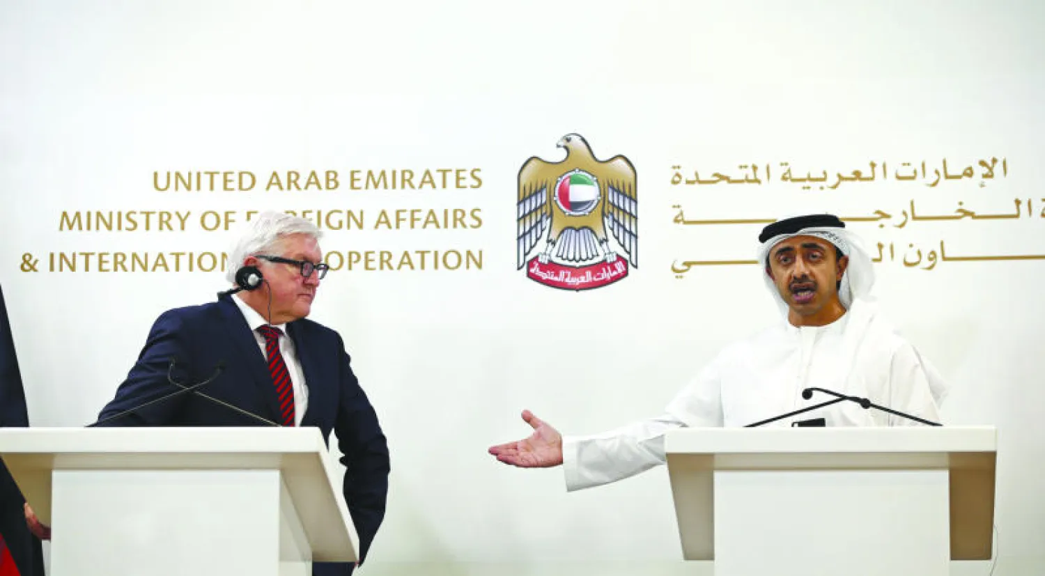 وزيرا الخارجية الإماراتي الشيخ عبد الله بن زايد والألماني فرانك والتر شتاينمر أثناء مؤتمرهما الصحافي المشترك أمس (إ. ب. أ)