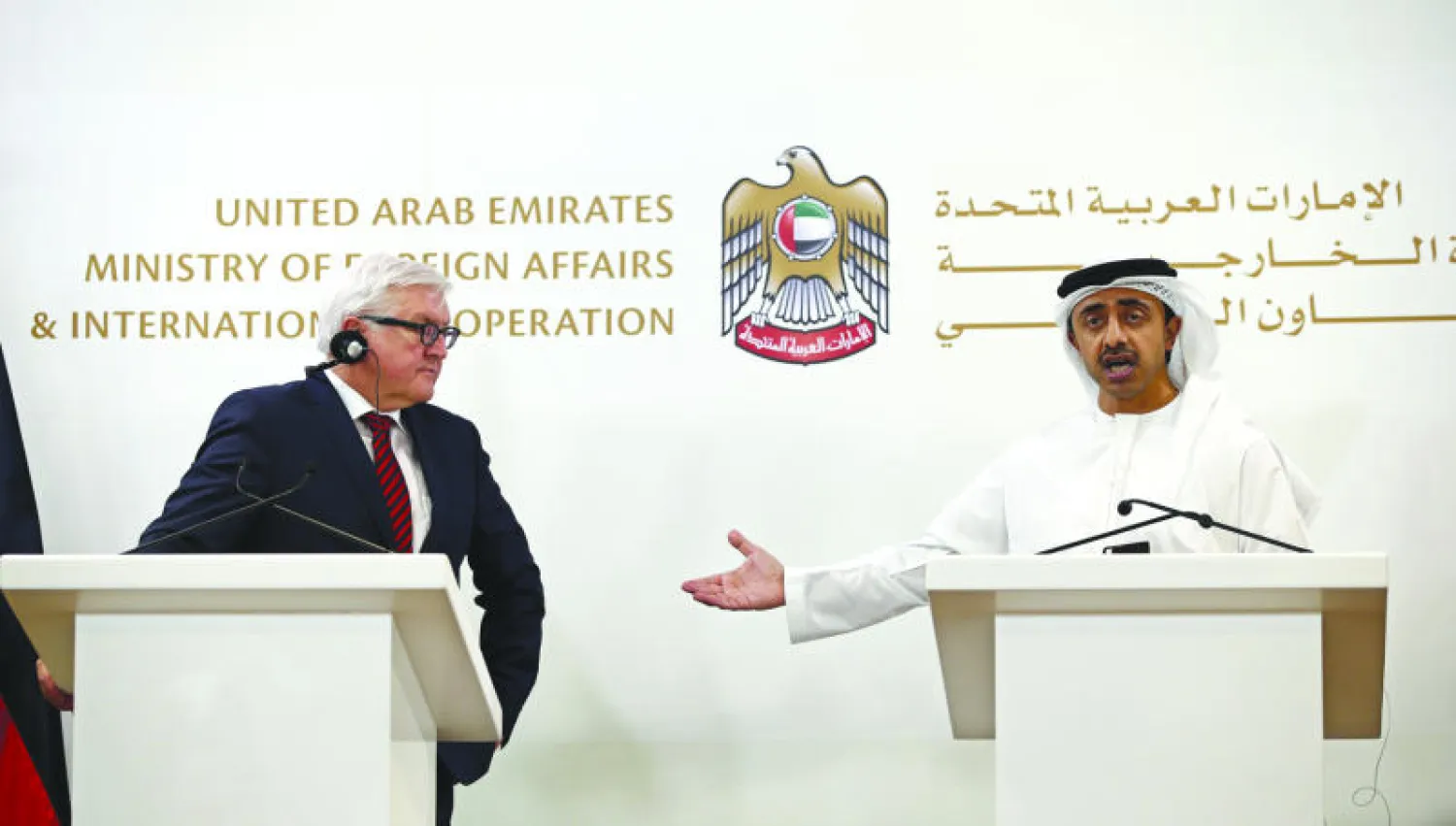 وزيرا الخارجية الإماراتي الشيخ عبد الله بن زايد والألماني فرانك والتر شتاينمر أثناء مؤتمرهما الصحافي المشترك أمس (إ. ب. أ)