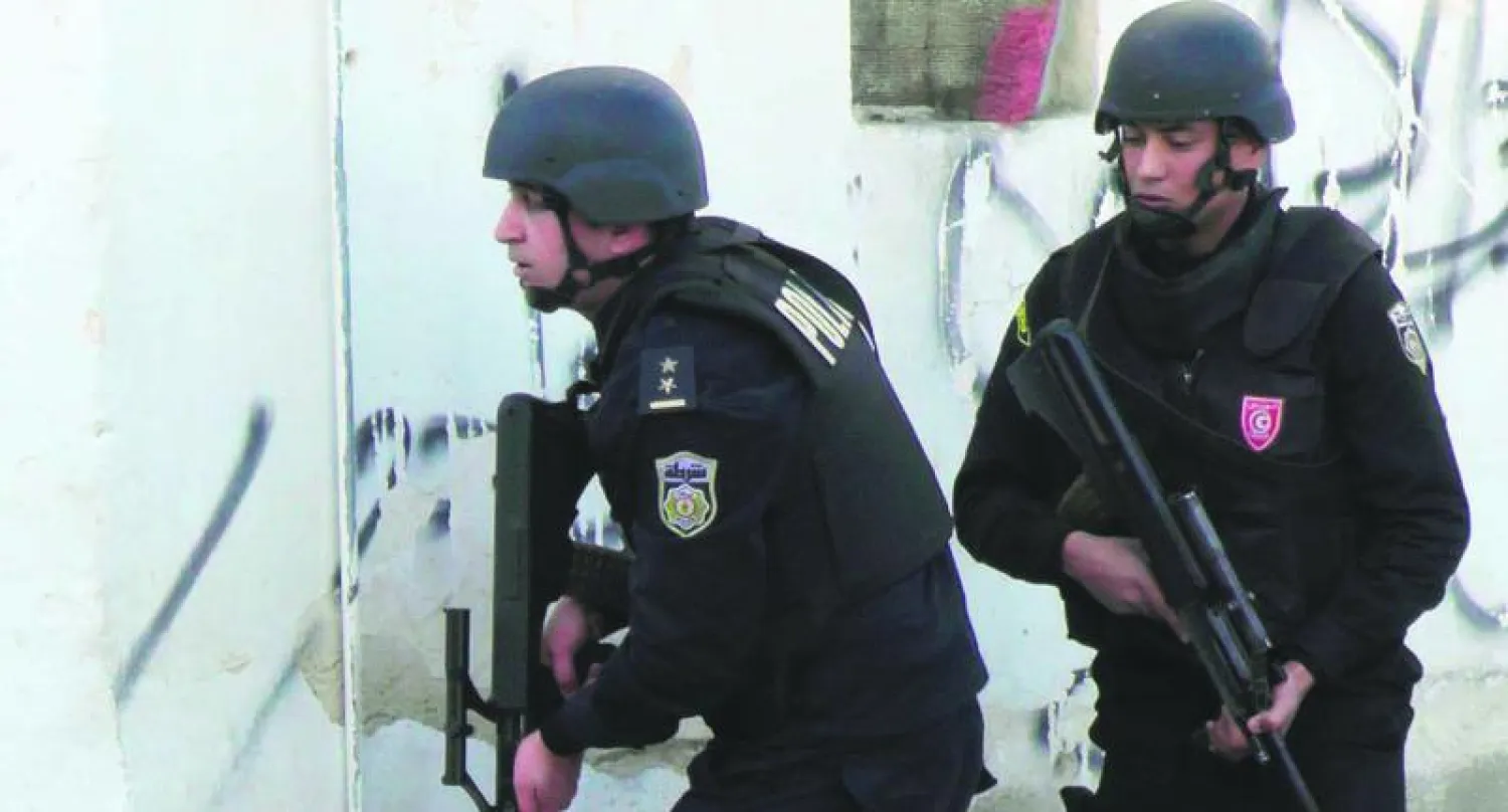 قوات خاصة تونسية في مدينة بن قردان بعد الهجوم الارهابي من {داعش} أمس «أ. ف. ب»