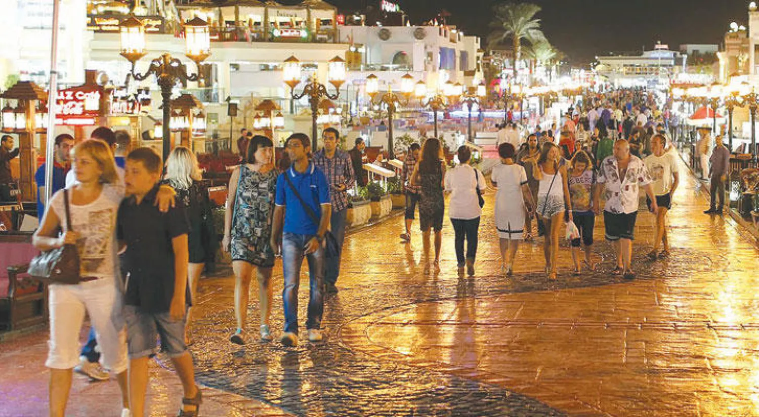 مجموعات من السائحين في منتجع شرم الشيخ المصري الصيف الماضي (رويترز)