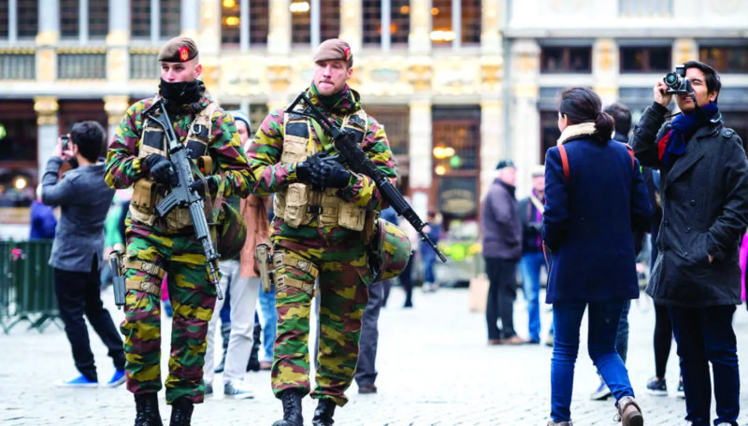جنديان بلجيكيان في الميدان الكبير بوسط العاصمة بروكسل ضمن الانتشار الأمني عقب تفجيرات باريس نوفمبر الماضي («الشرق الأوسط»)