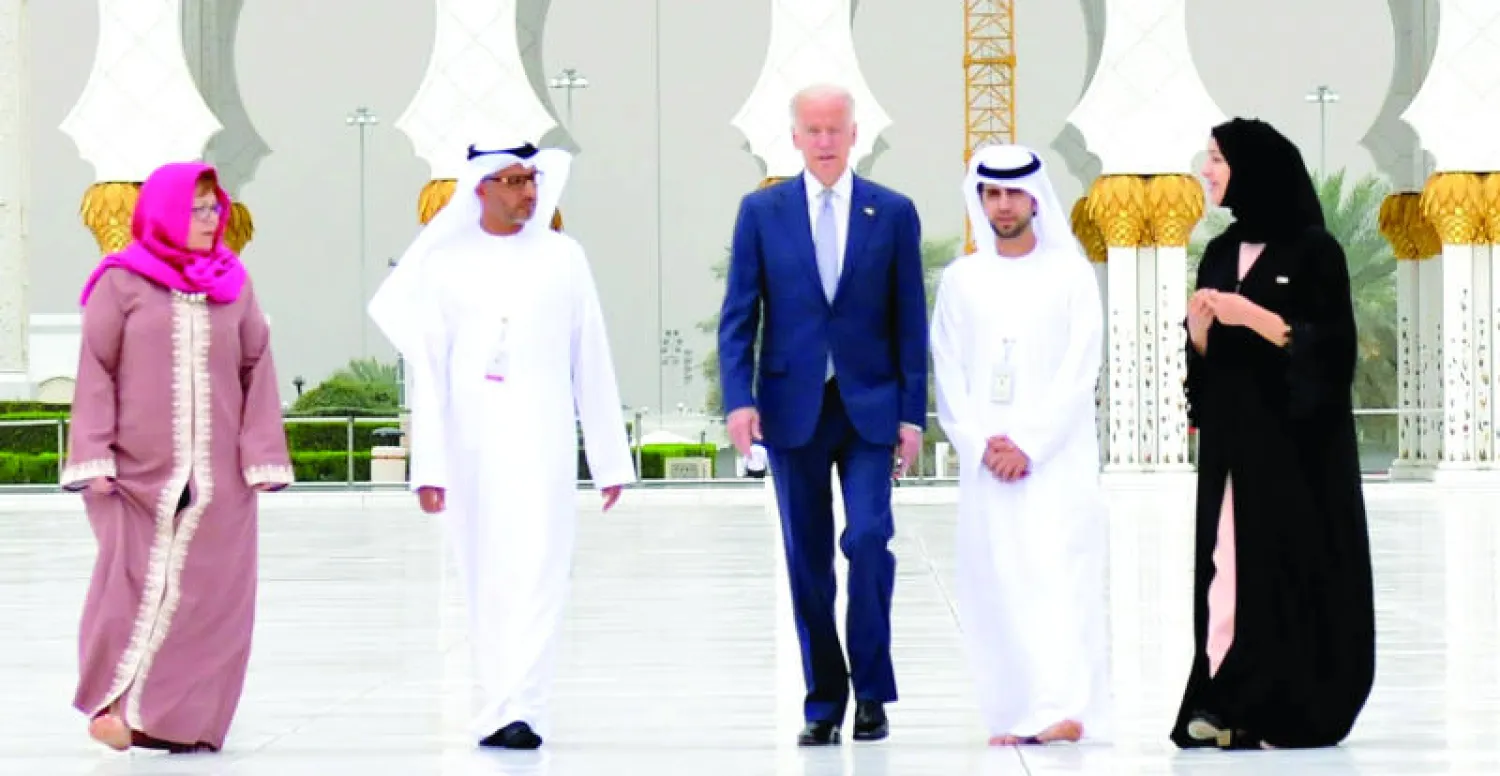 نائب الرئيس الأميركي جو بايدن خلال زيارته لمسجد الشيخ زايد بأبو ظبي أمس (وام)