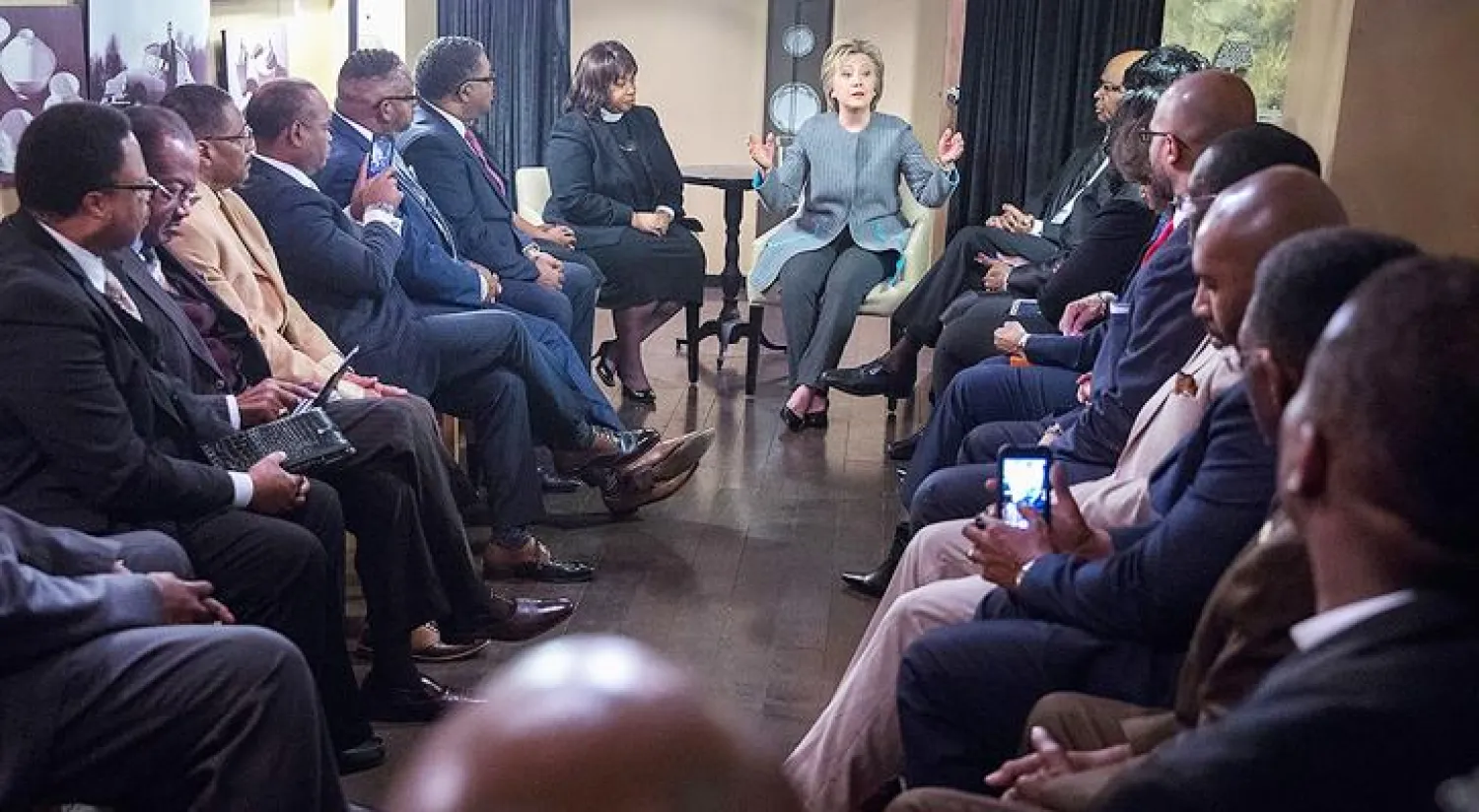 كيف تفوز هيلاري كلينتون بأصوات السود في الانتخابات الرئاسية التمهيدية؟