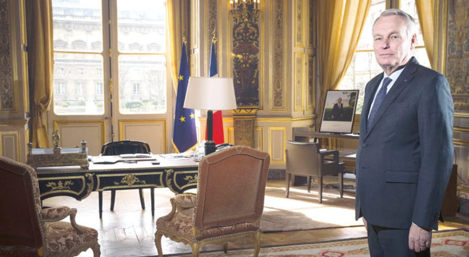 وزير الخارجية الفرنسي جان مارك آيرولت في مكتبه بباريس أمس (أ.ف.ب)