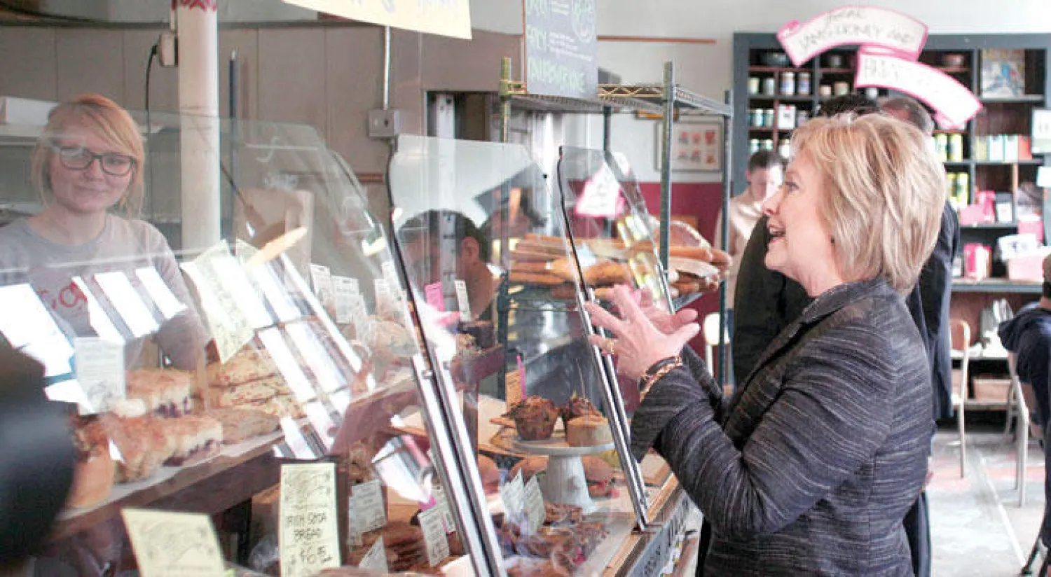 المرشحة الدموقراطية للسباق الرئاسي هيلاري كلينتون في مخبزة بديترويت في ولاية ميشيغان  أمس (غيتي)