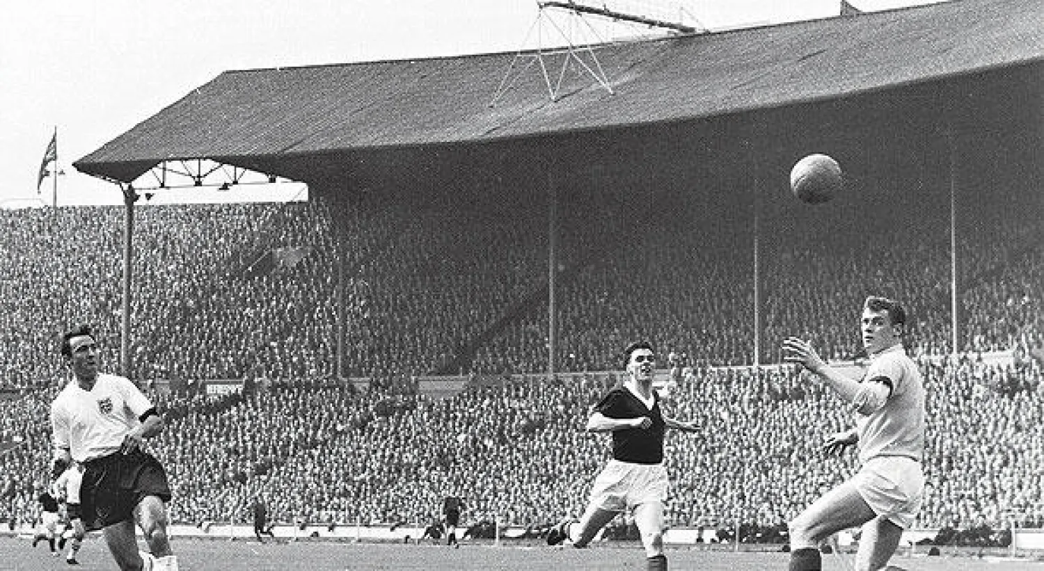 لقطة من مباراة إنجلترا واسكوتلندا في الستينات