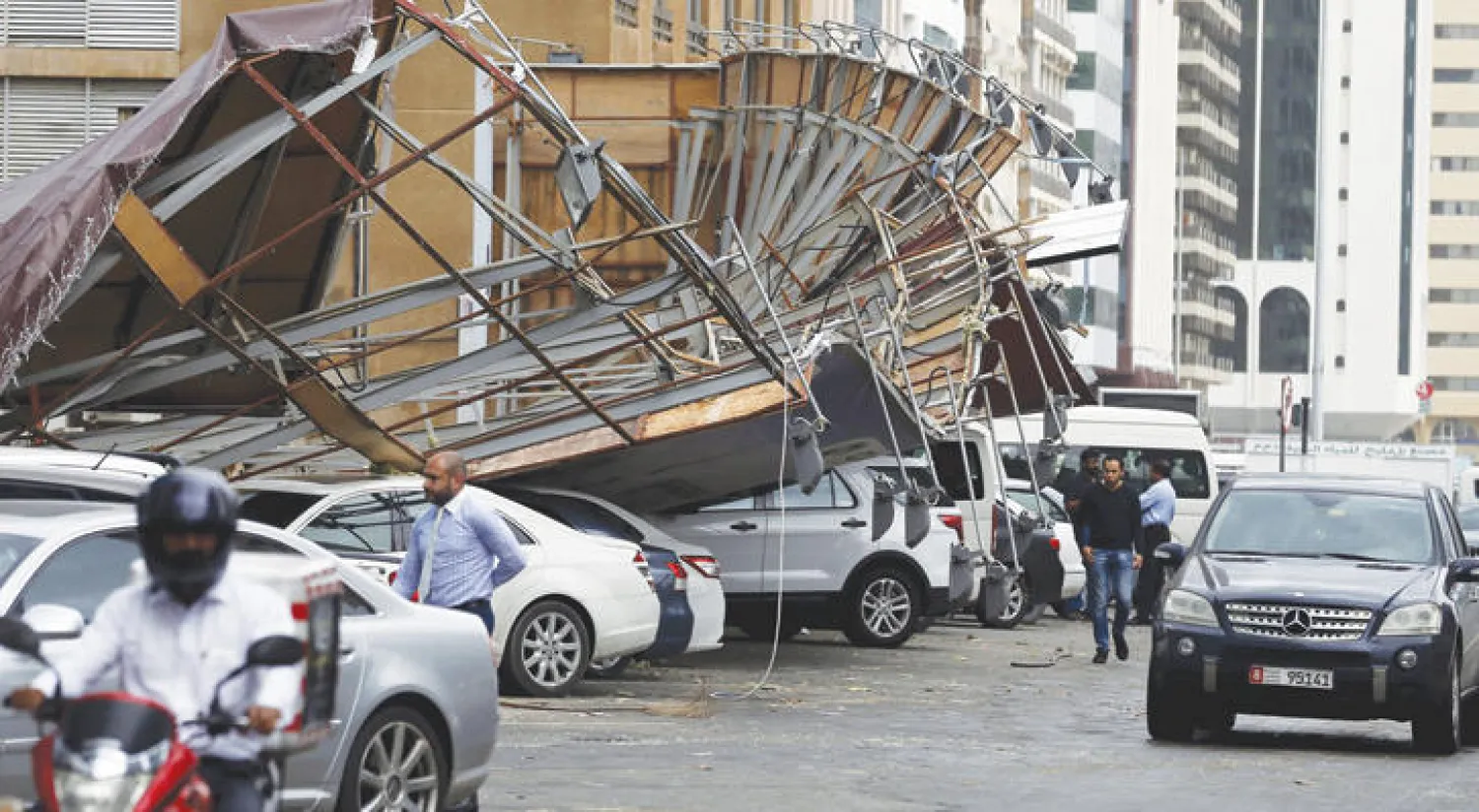 جانب من الأضرار الناجمة عن الاضطرابات الجوية في أبوظبي أمس (رويترز)