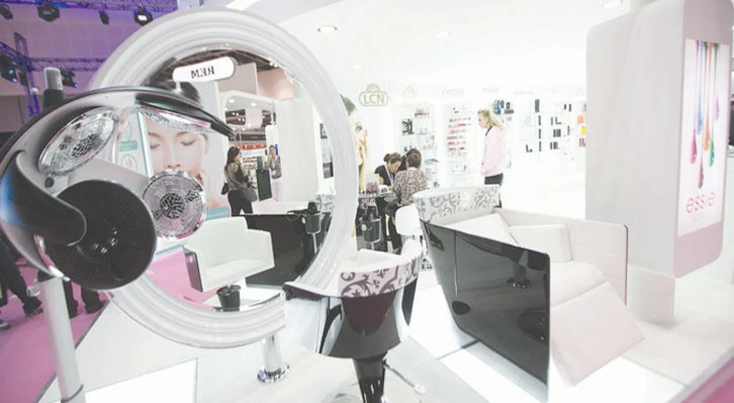 ازدادت صالونات التجميل في السعودية خصوصا ومنطقة الشرق الأوسط عمومًا بشكل جعل المنافسة شرسة والبقاء دائمًا للأقوى والأكثر تطورا