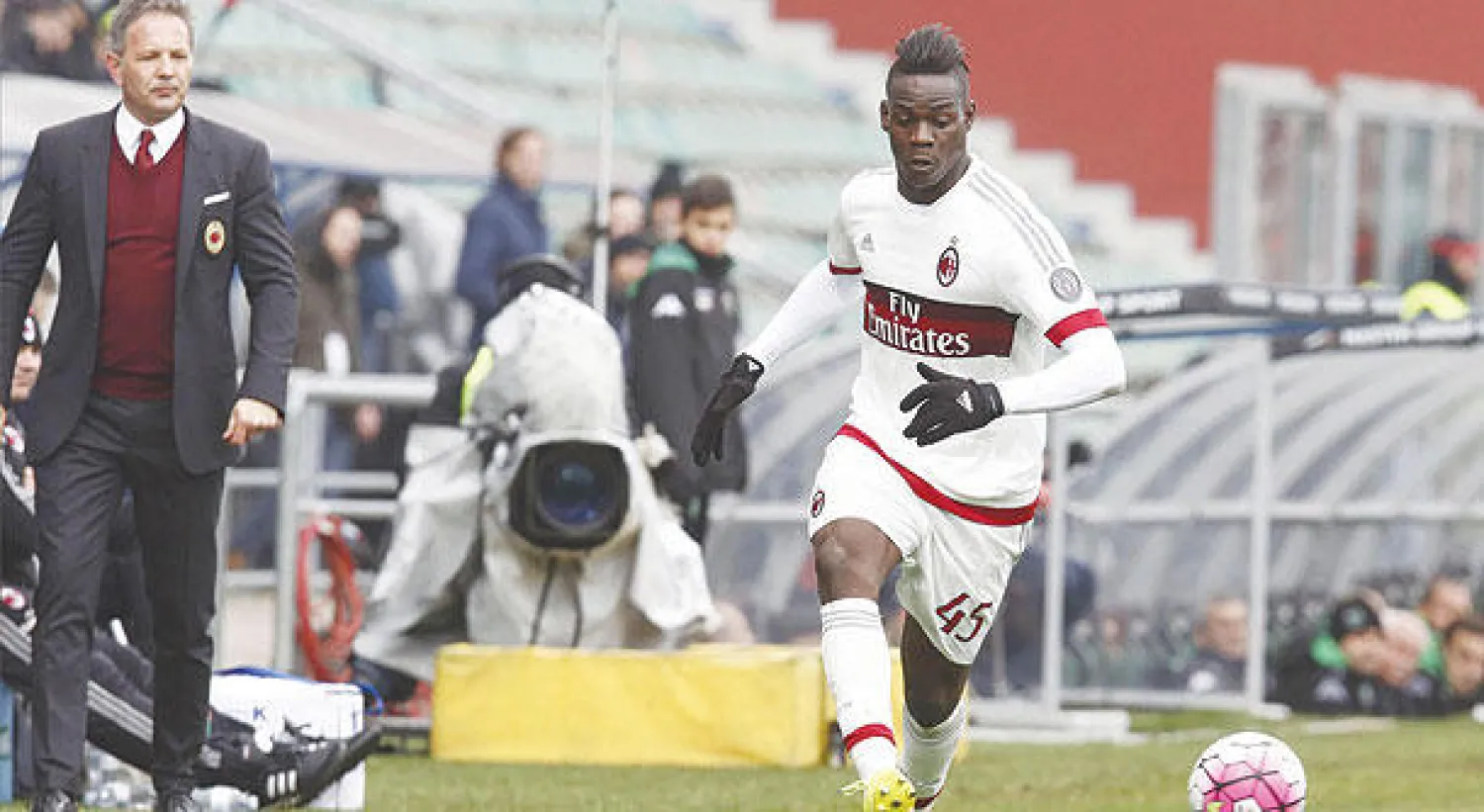 ميهايلوفيتش يراقب بالوتيللي خلال مواجهة ساسولو التي هزم فيها ميلان الأحد الماضي (إ.ب.أ)