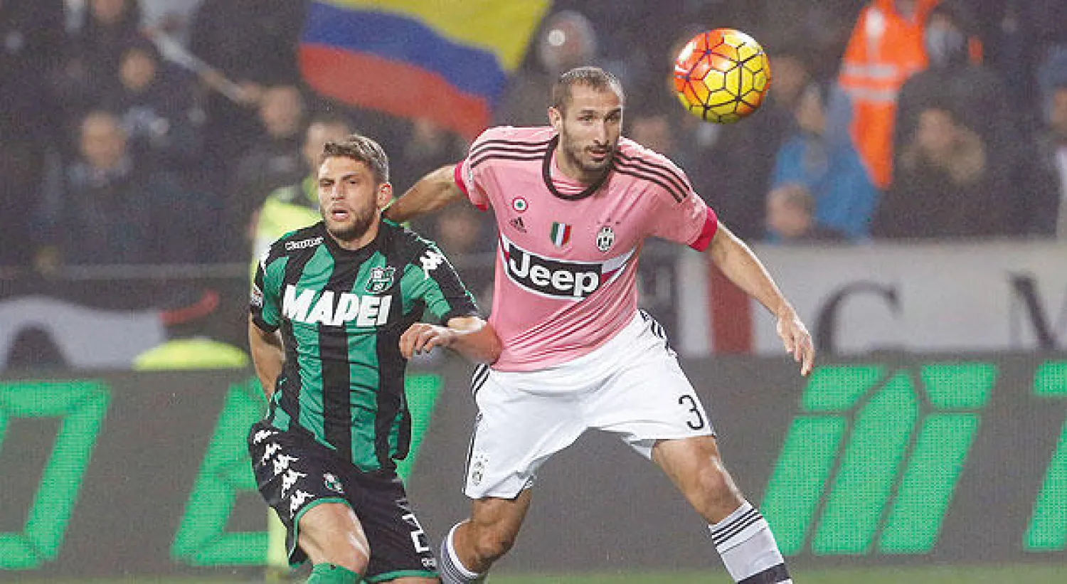 كيلليني مدافع يوفنتوس (يمين) في سباق على الكرة مع بيرادي لاعب ساسولو في لقاء الذهاب (رويترز)
