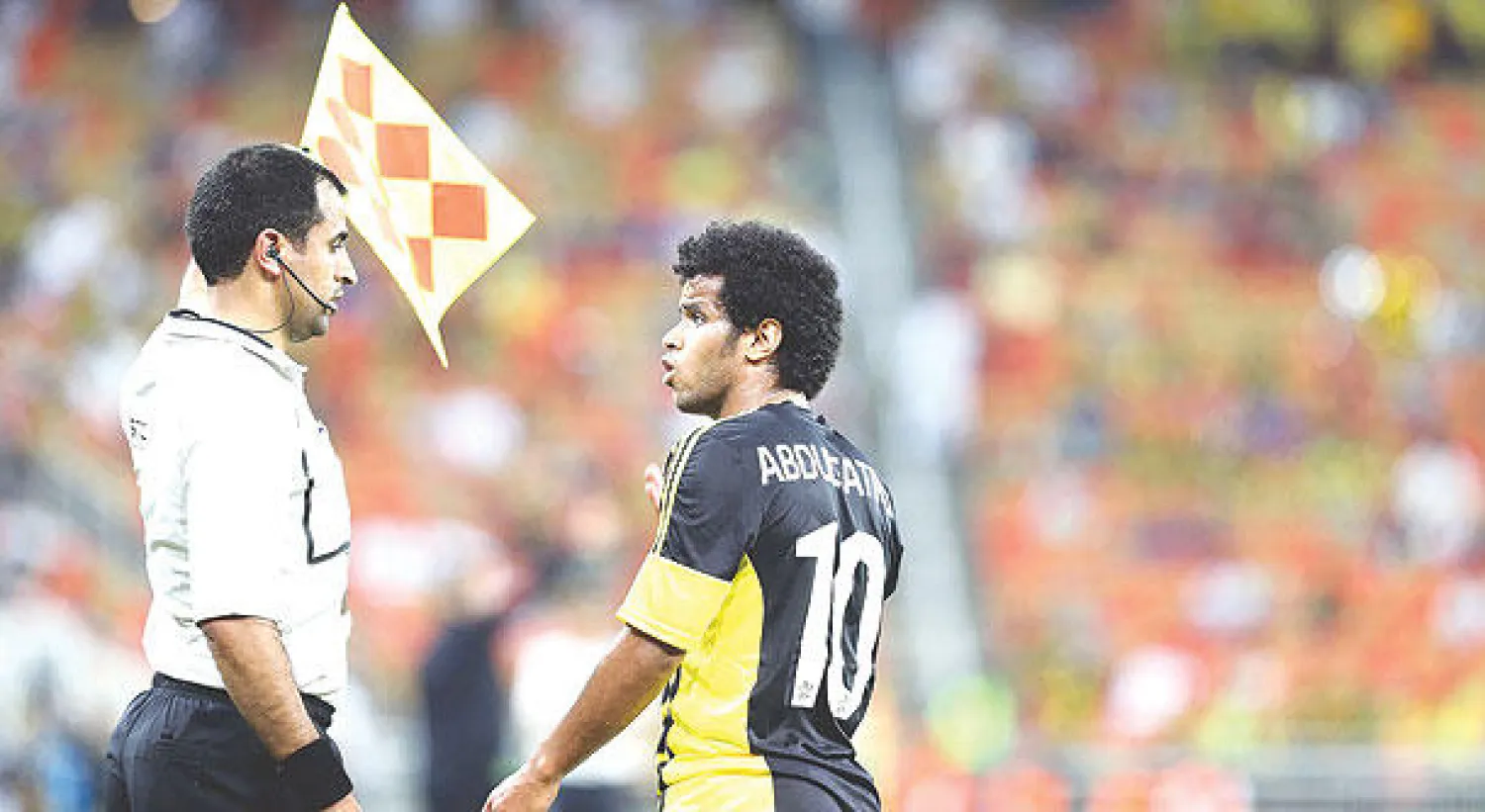 عسيري لاعب الاتحاد يعترض على الحكم المساعد في مباراة الفريق  أمام الوحدة أول من أمس في كأس الملك (تصوير: محمد المانع)