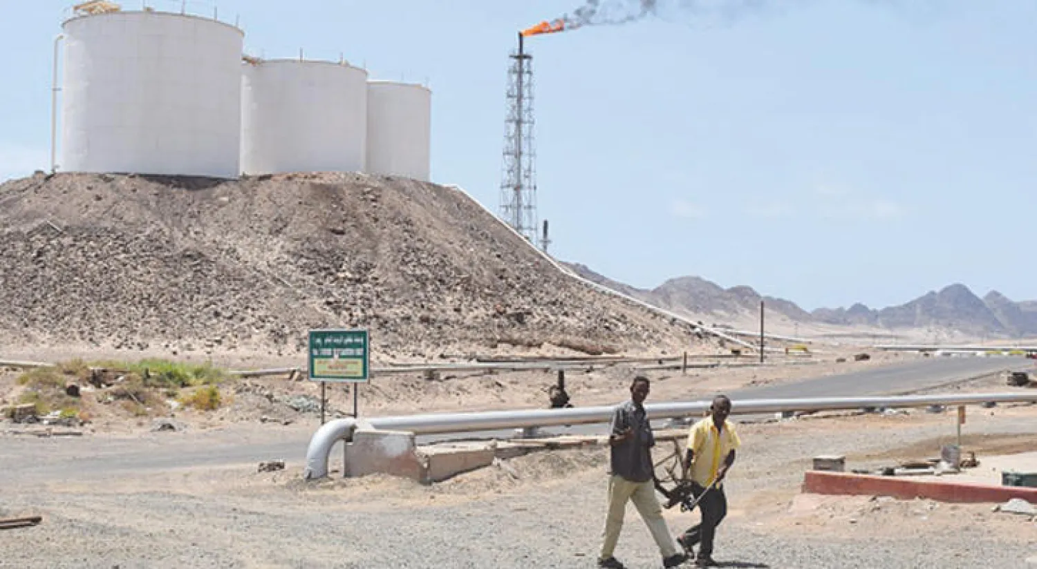 ظروف الحرب وتوقف عمل حقول النفط في مأرب والمسيلة أديا إلى توقف تدفق النفط الخام إلى المصفاة (أ.ف.ب)