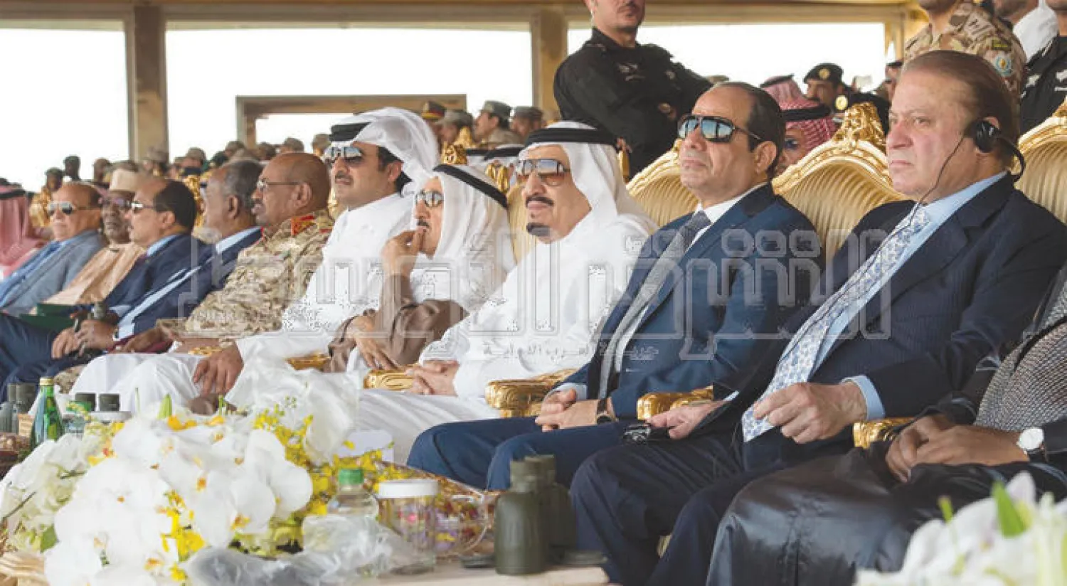 خادم الحرمين الشريفين يتابع وقائع فعاليات تمرين {رعد الشمال} وإلى جانبه قادة الدول المشاركة (تصوير: بندر الجلعود)