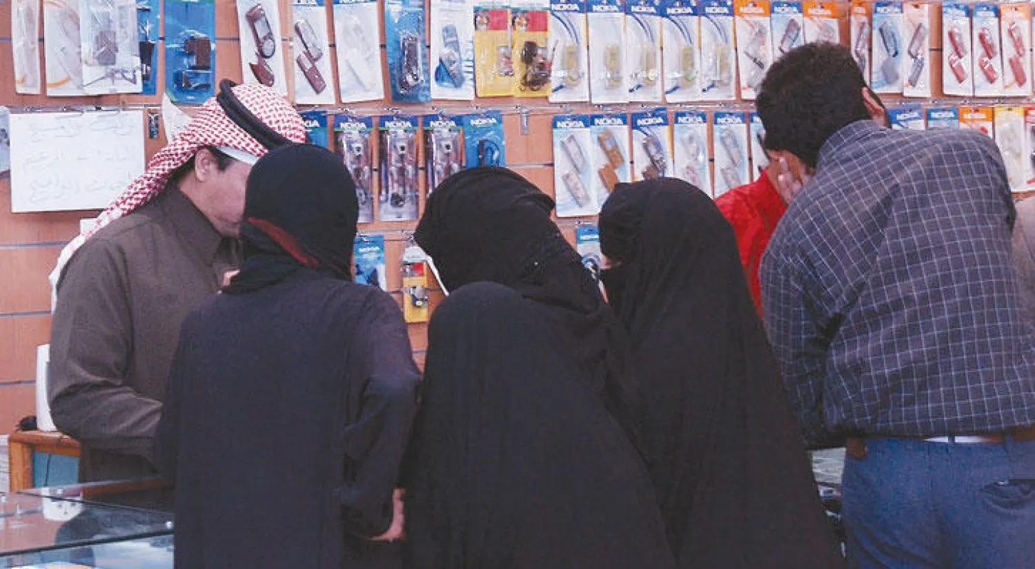 تشرع وزارة العمل في إلحاق السعوديين والسعوديات بقطاع الاتصالات