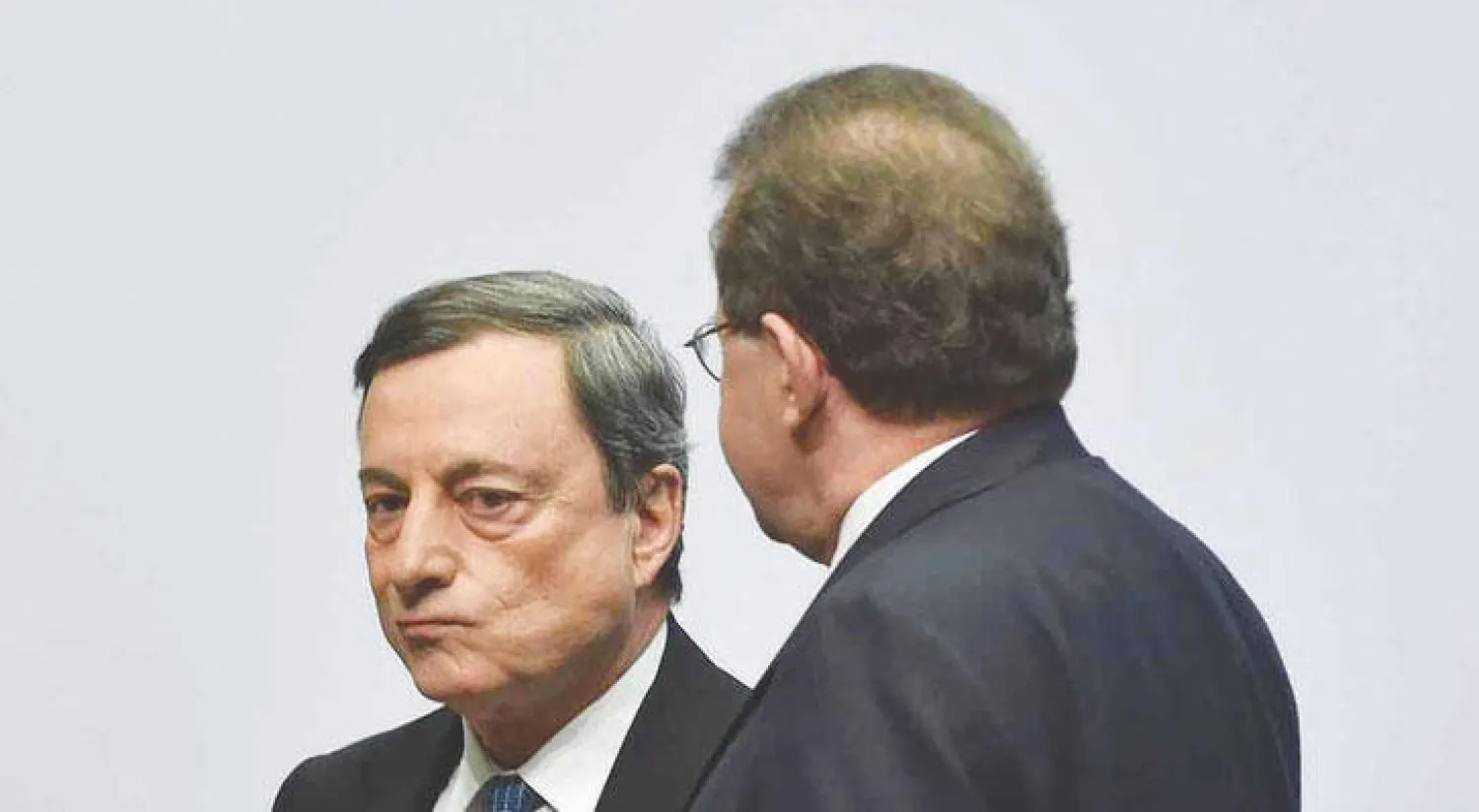 ماريو دراغي رئيس البنك المركزي الأوروبي لا يبدو سعيدا بعد خروجه من اجتماع مجلس إدارة البنك