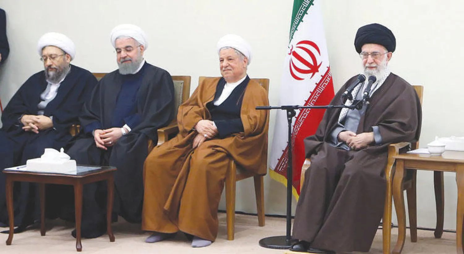 المرشد الأعلى آية الله علي خامنئي يتحدث في مع أعضاء مجلس الخبراء وإلى جانبه رئيس مجلس تشخيص مصلحة النظام علي أكبر هاشمي رفسنجاني والرئيس حسن روحاني ورئيس السلطة القضائية صادق لاريجاني في طهران  أمس (أ.ف.ب)