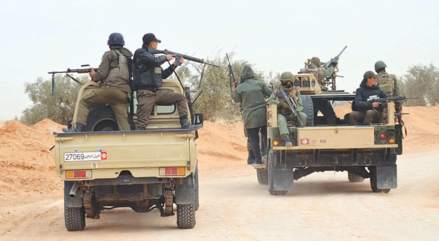 قوات تابعة للجيش التونسي تراقب الحدود التونسية - الليبية أمس (أ. ف. ب)