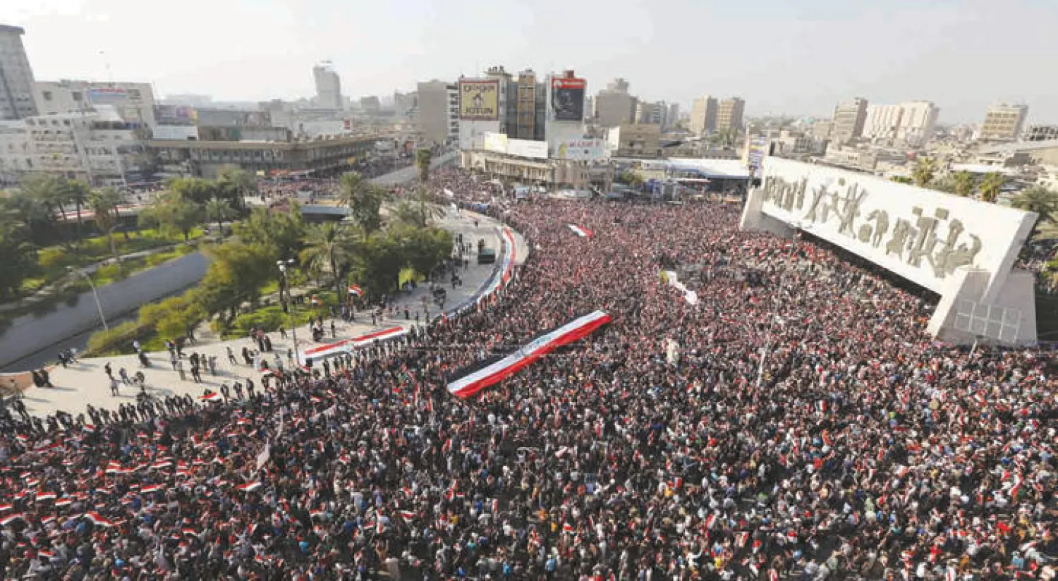 أنصار رجل الدين الشيعي مقتدى الصدر رددوا هتافات خلال مظاهرة حاشدة ضد الفساد الحكومي في ساحة التحرير ببغداد (رويترز)