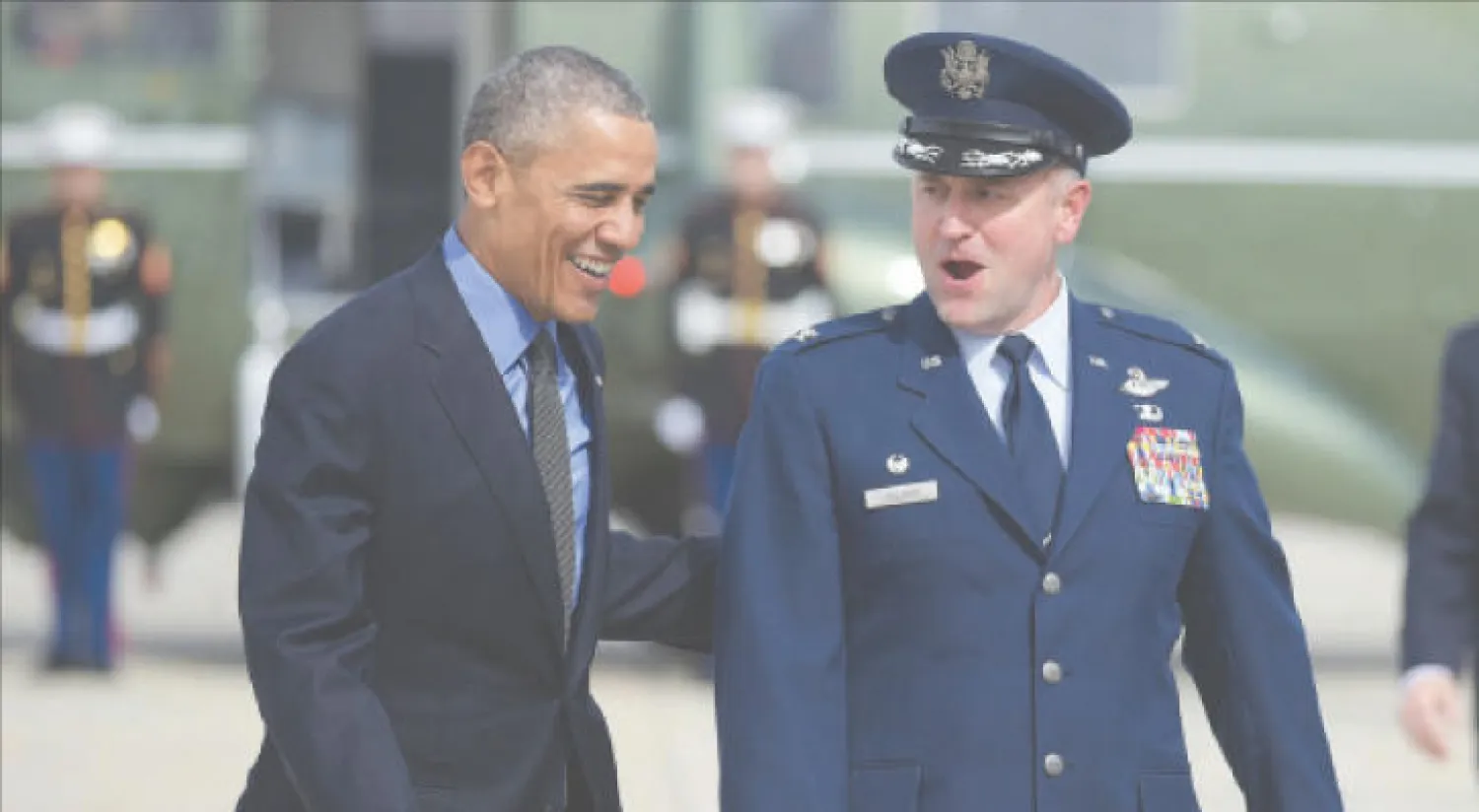 الرئيس الأميركي في طربقه إلى ركوب الطائرة الرئاسية في قاعدة اندروز العسكرية في ماريلاند أمس (أ.ف.ب)