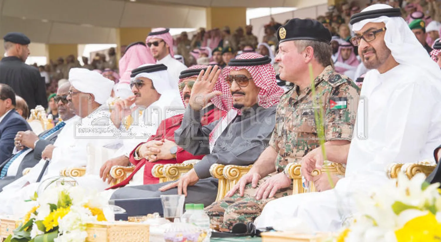 خادم الحرمين الشريفين يتوسط ملك البحرين والعاهل الأردني وأمير قطر وولي عهد أبوظبي والرئيس السوداني (تصوير: بندر الجلعود)