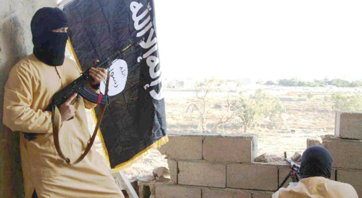 اثنان من تنظيم داعش يتمركزان قرب ضاحية الصابري في بنغازي في محاولة لمنع الجيش الوطني من التقدم باتجاه مواقع المتطرفين في المدينة («الشرق الأوسط»)