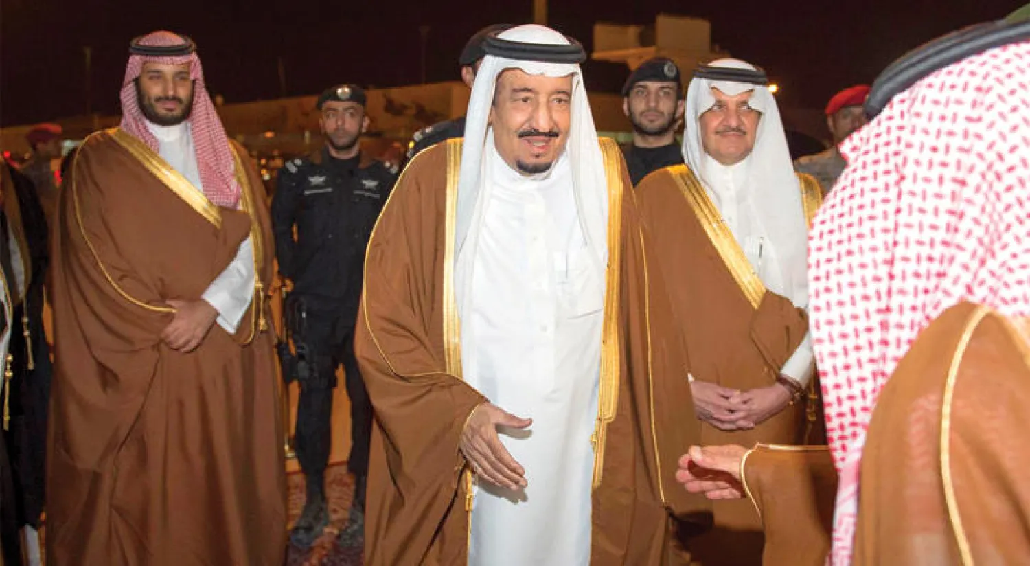 الملك سلمان بن عبد العزيز لدى مغادرته محافظة حفر الباطن.. ويبدو إلى جانبه الأمير سعود بن نايف، والأمير محمد بن سلمان (واس)