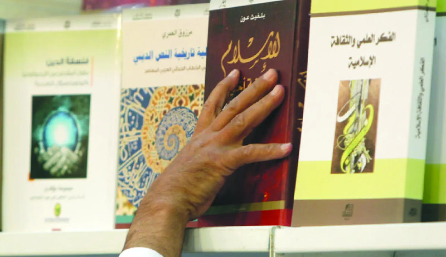 بعض الكتب داخل المعرض