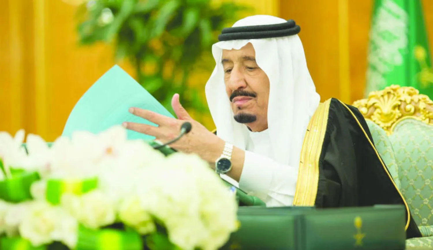 خادم الحرمين الشريفين الملك سلمان بن عبد العزيز لدى ترؤسه جلسة مجلس الوزراء أمس (واس)