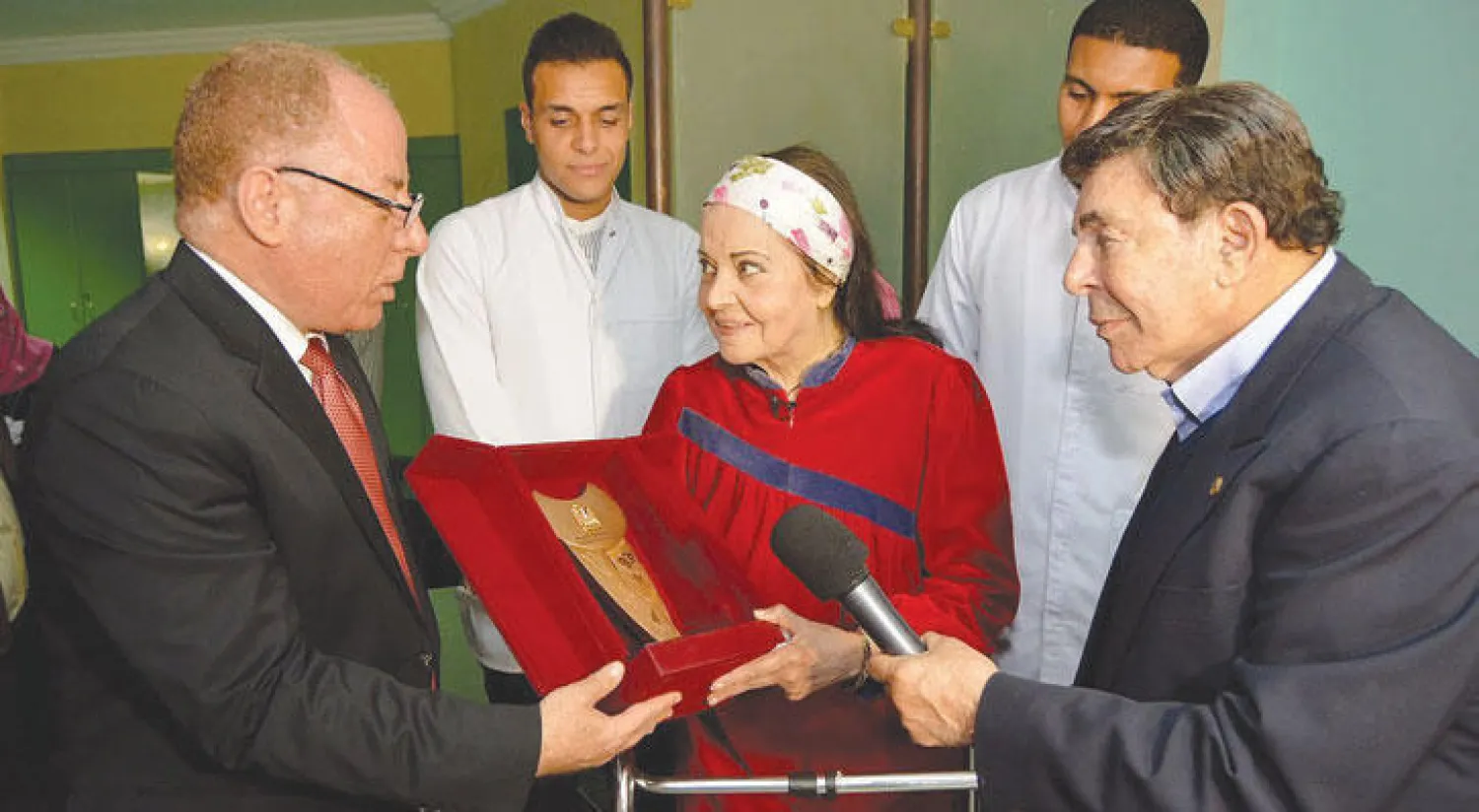 وزير الثقافة المصري أثناء إهدائه درع التكريم لسمراء النيل