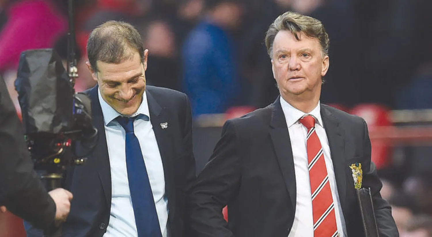 فان غال مدرب يونايتد مع بيليتش مدرب ويستهام (أ.ف.ب)