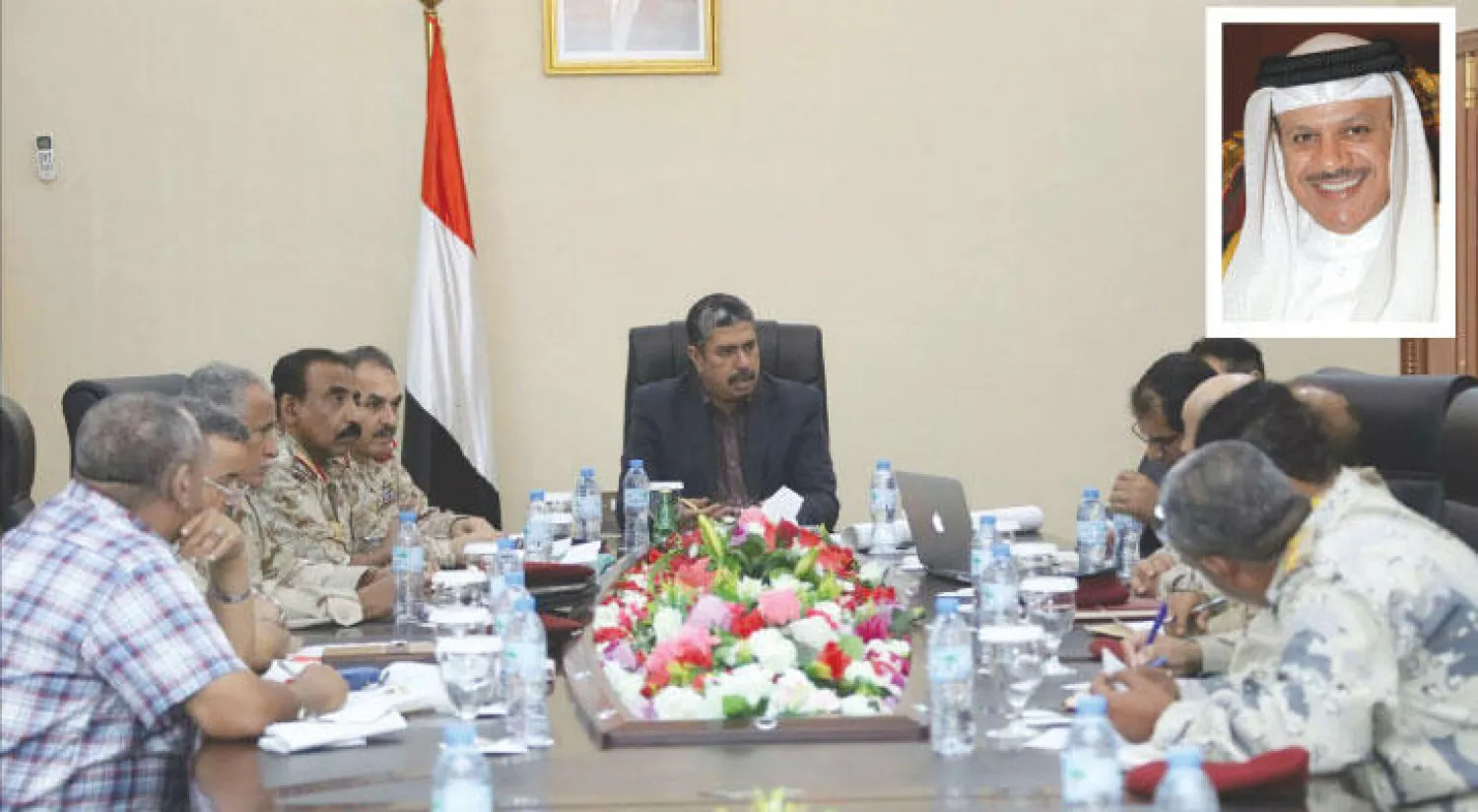 عبد اللطيف الزياني - خالد بحاح لدى اجتماعه أمس مع قيادات وزارة الدفاع والمنطقة الرابعة والمركز التنفيذي للتعامل مع الألغام في عدن (سبأ)