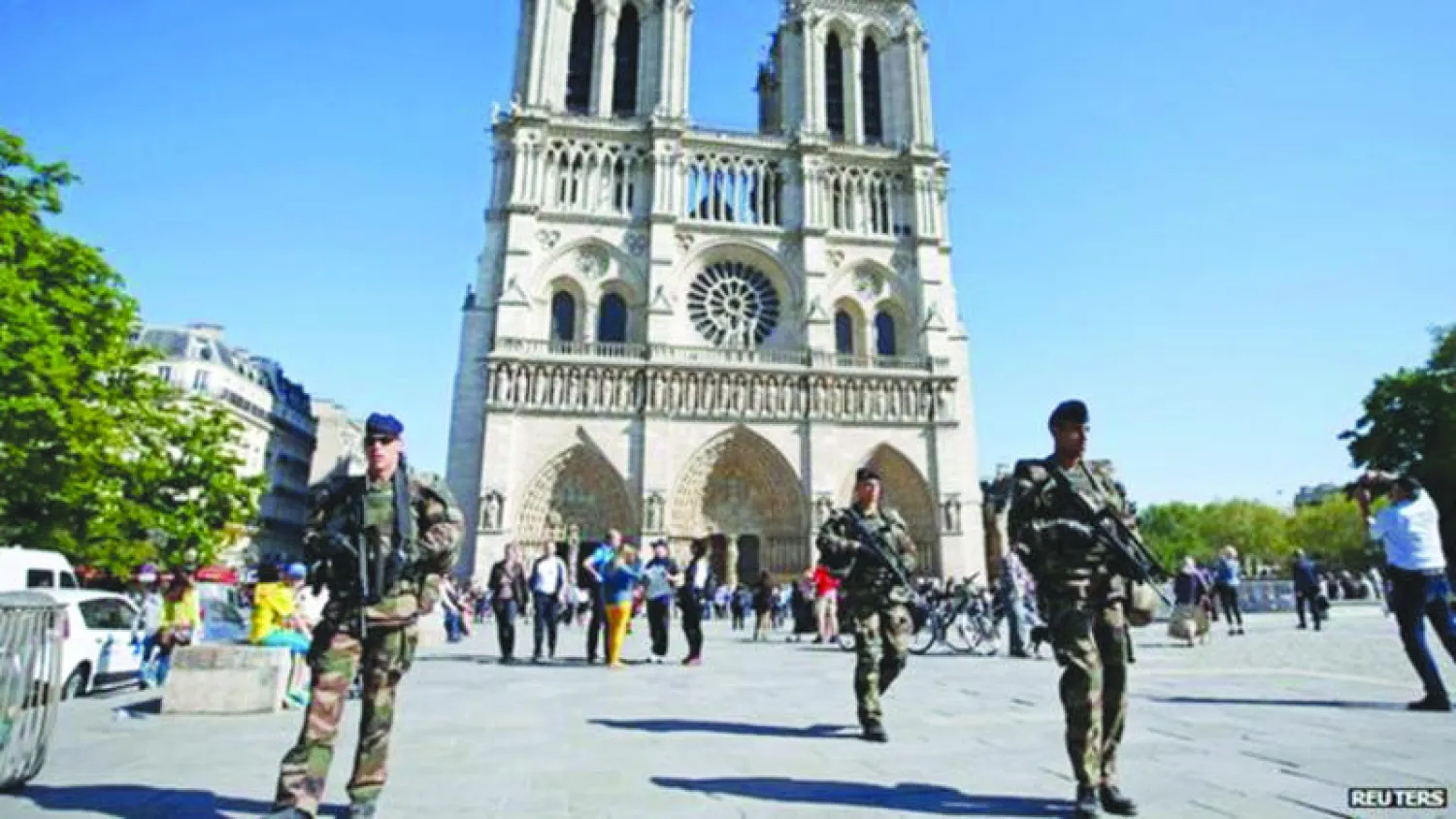 انتشار أمني في وسط العاصمة الفرنسية باريس عقب الهجمات الإرهابية التي ضربت المدينة نوفمبر 2015 («الشرق الأوسط»)