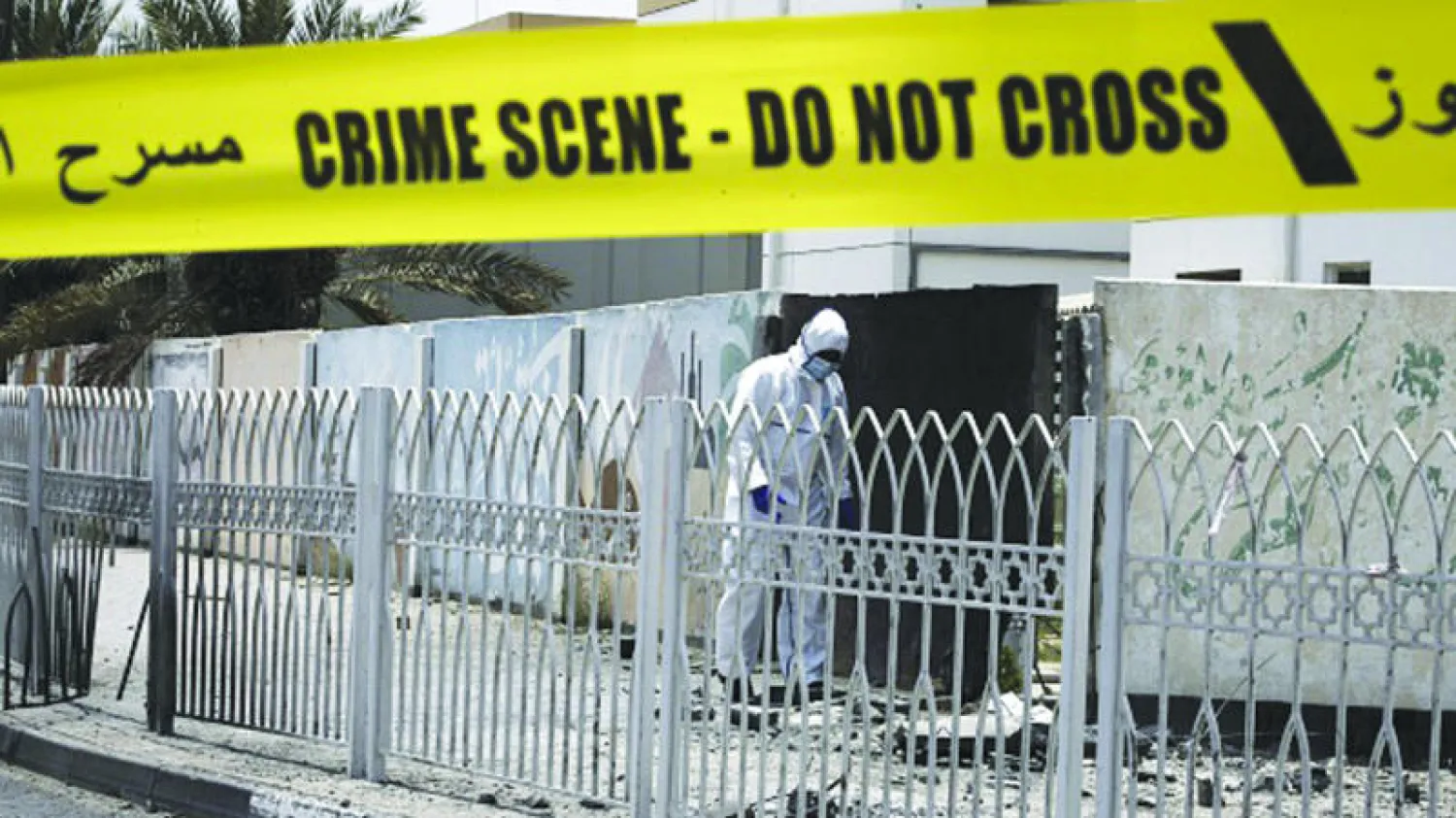 خبير بحث جنائي بحريني يتفقد موقع تفجير إرهابي بجزيرة سترة حيث قتل جنديان وجرح ستة آخرون يوليو 2015  (أ.ف.ب)