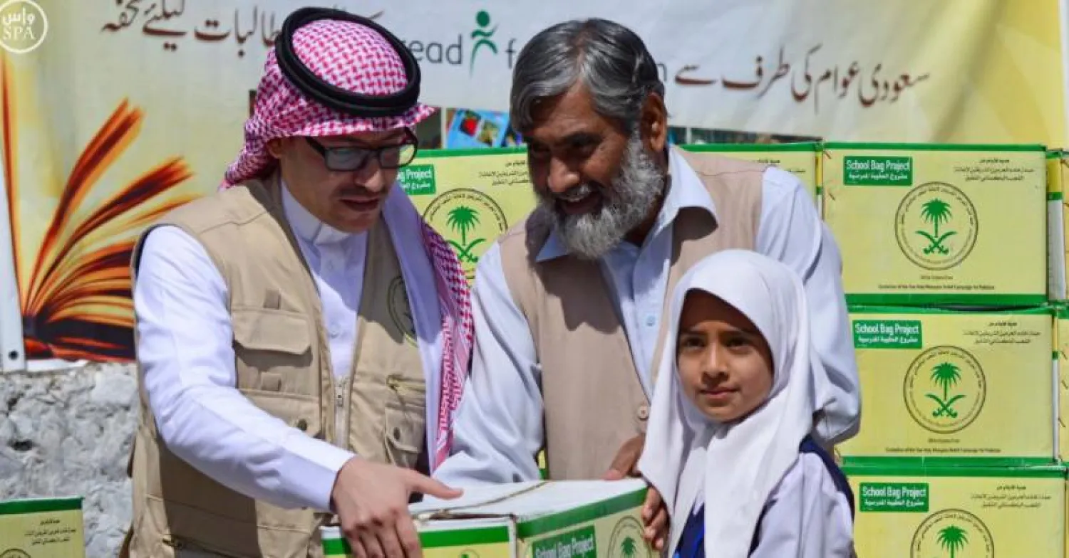 حملة خادم الحرمين لإغاثة الشعب الباكستاني توزع أكثر من 4200 حقيبة مدرسية