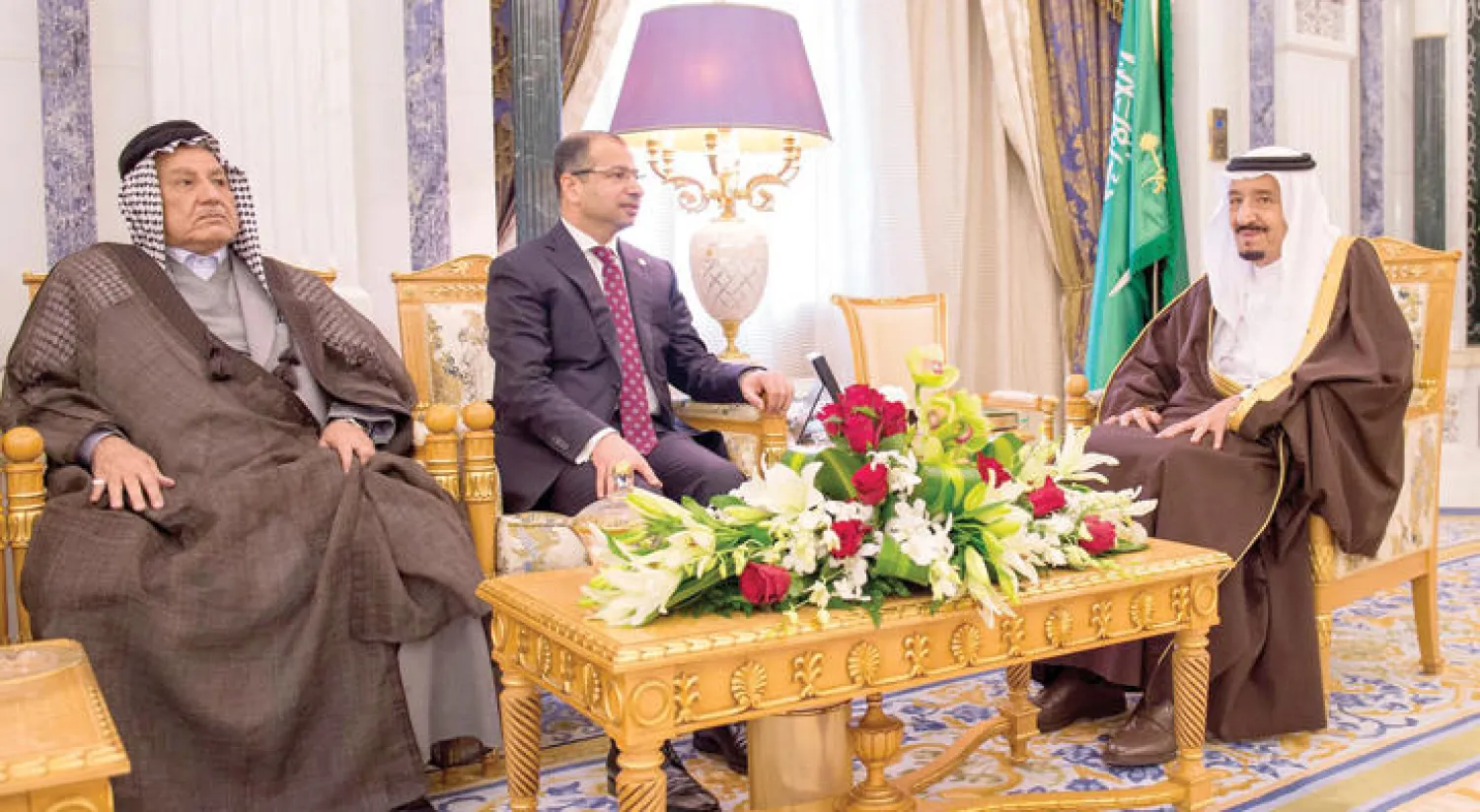 الملك سلمان لدى استقباله الجبوري في مكتبه بقصر اليمامة في الرياض أمس (واس)