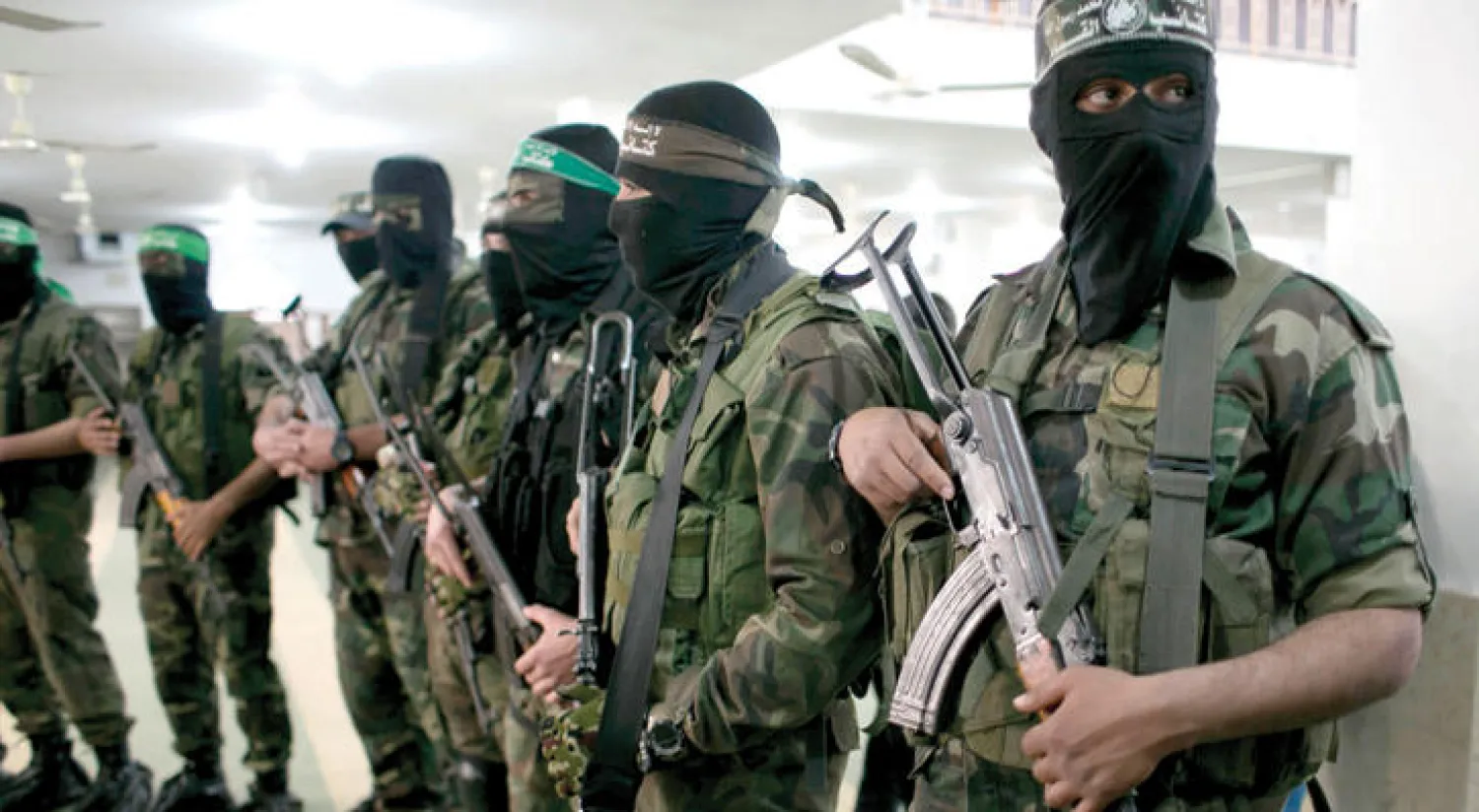 عناصر من كتائب {القسام} لدى تشييع زميل لهم في خان يونس أمس (أ.ف.ب)