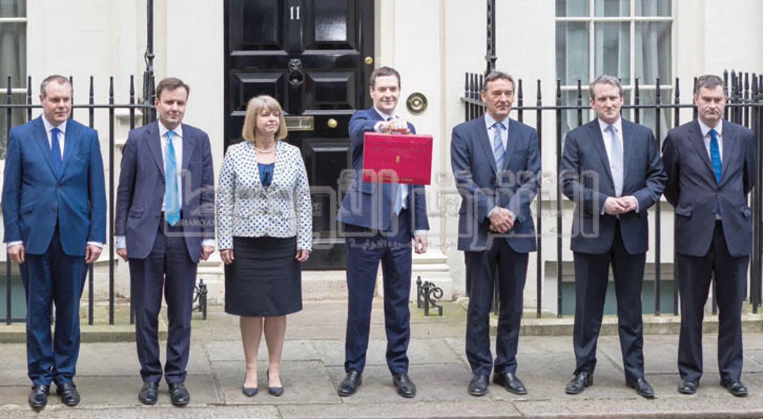 وزير الخزانة البريطاني جورج أوزبورن بين معاونيه قبيل تقديمه مشروع الموازنة أمام مجلس العموم أمس (تصوير: جيمس حنا)