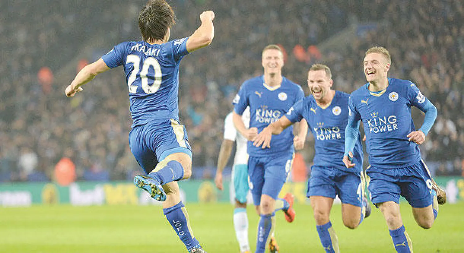 أوكازاكي نجم ليستر يحتفل بهدفه في مرمى نيوكاسل (أ.ف.ب)