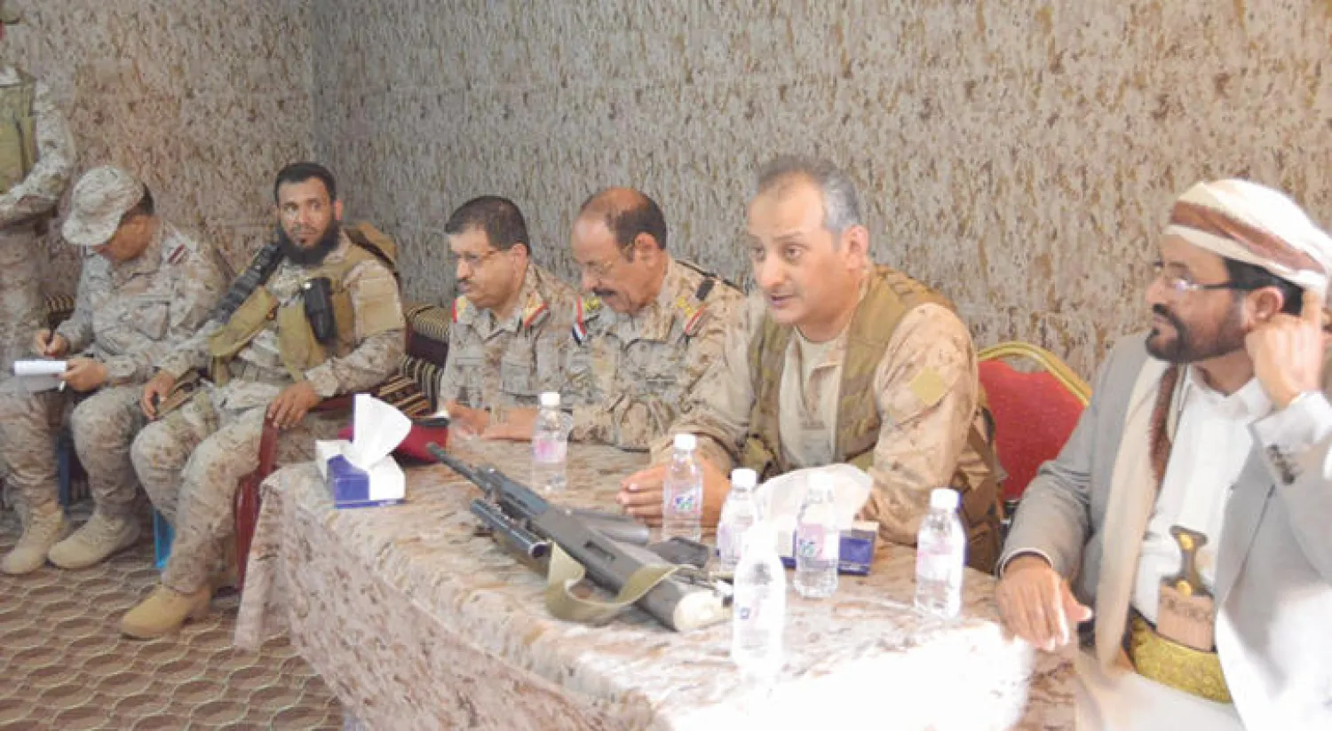 الأمير تركي والأحمر في مأرب (صورة خاصة بـ«الشرق الأوسط»)