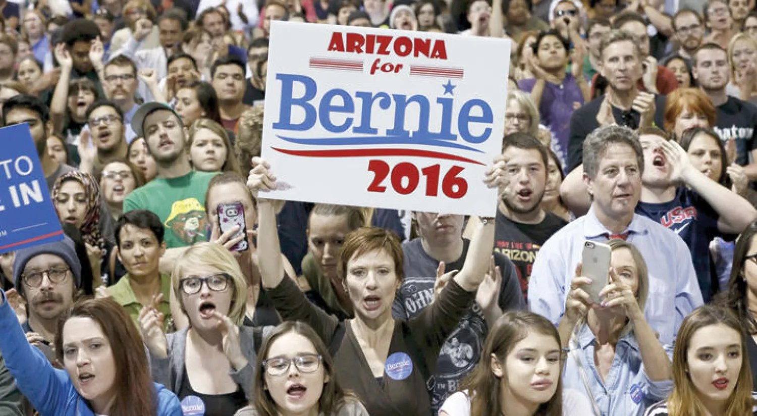 ناخبون أميركيون يؤيدون المرشح الديمقراطي المحتمل بيرني ساندرز في فينيكس بولاية أريزونا أول من أمس (رويترز)