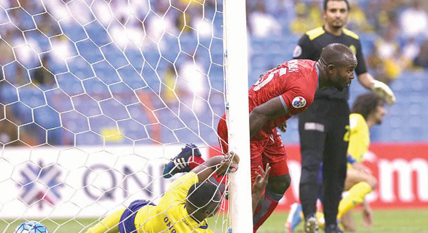 الكرة تعانق شباك النصر من قدم ديوكو لاعب لخويا القطري (تصوير: علي العريفي)