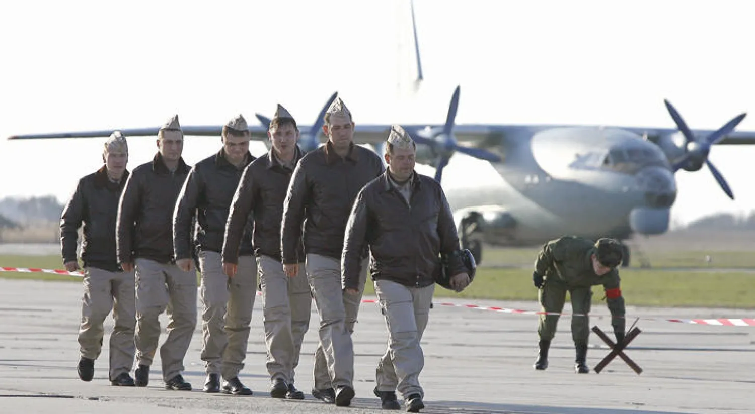 طيارون روس لدى وصولهم إلى منطقة كراسنودار في جنوب روسيا أمس قادمين من سوريا بعد القرار الروسي بسحب القوات (أ.ف.ب)