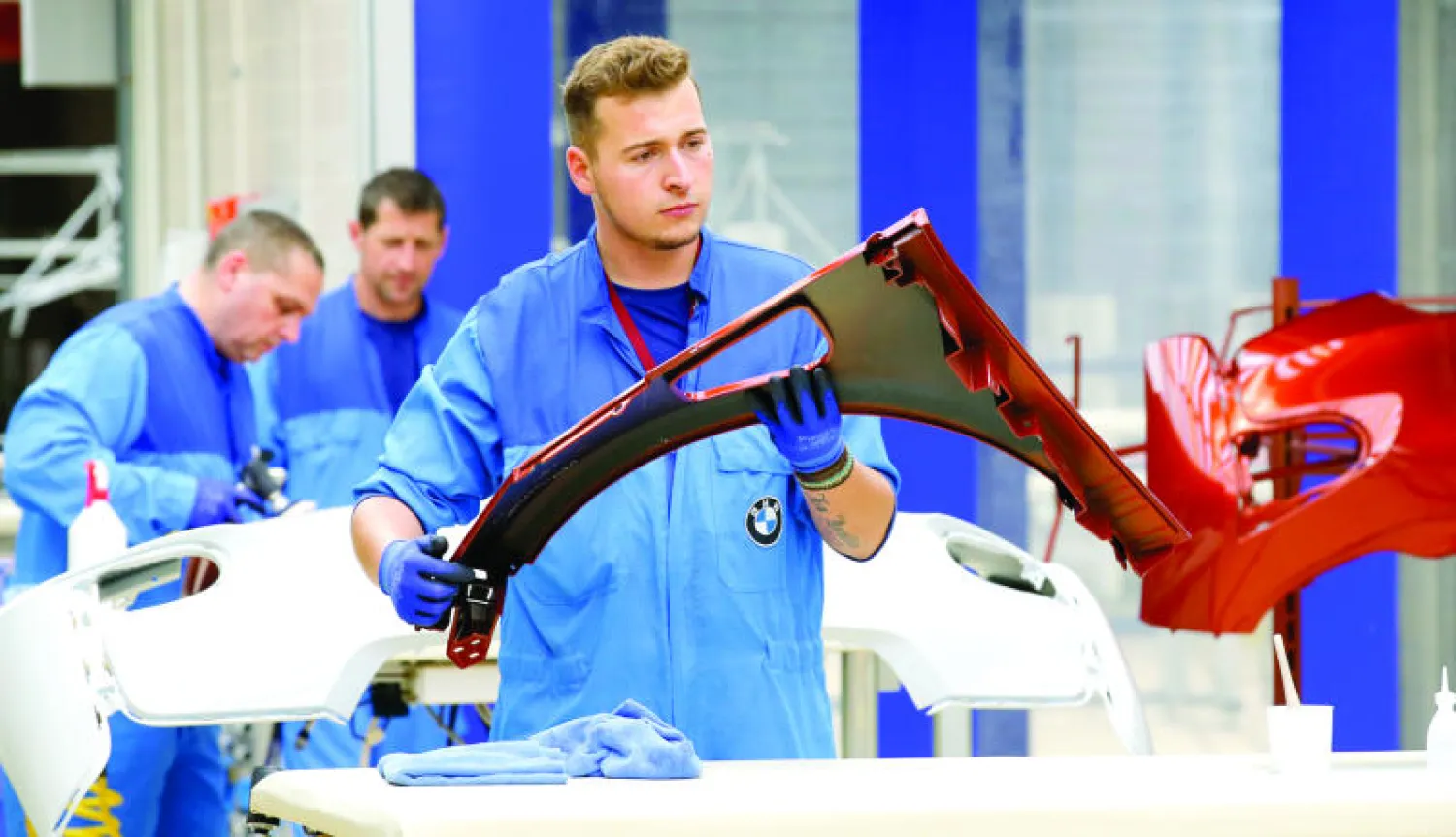 أحد العمال في مصانع «بي إم دبليو» للسيارات بألمانيا (رويترز)