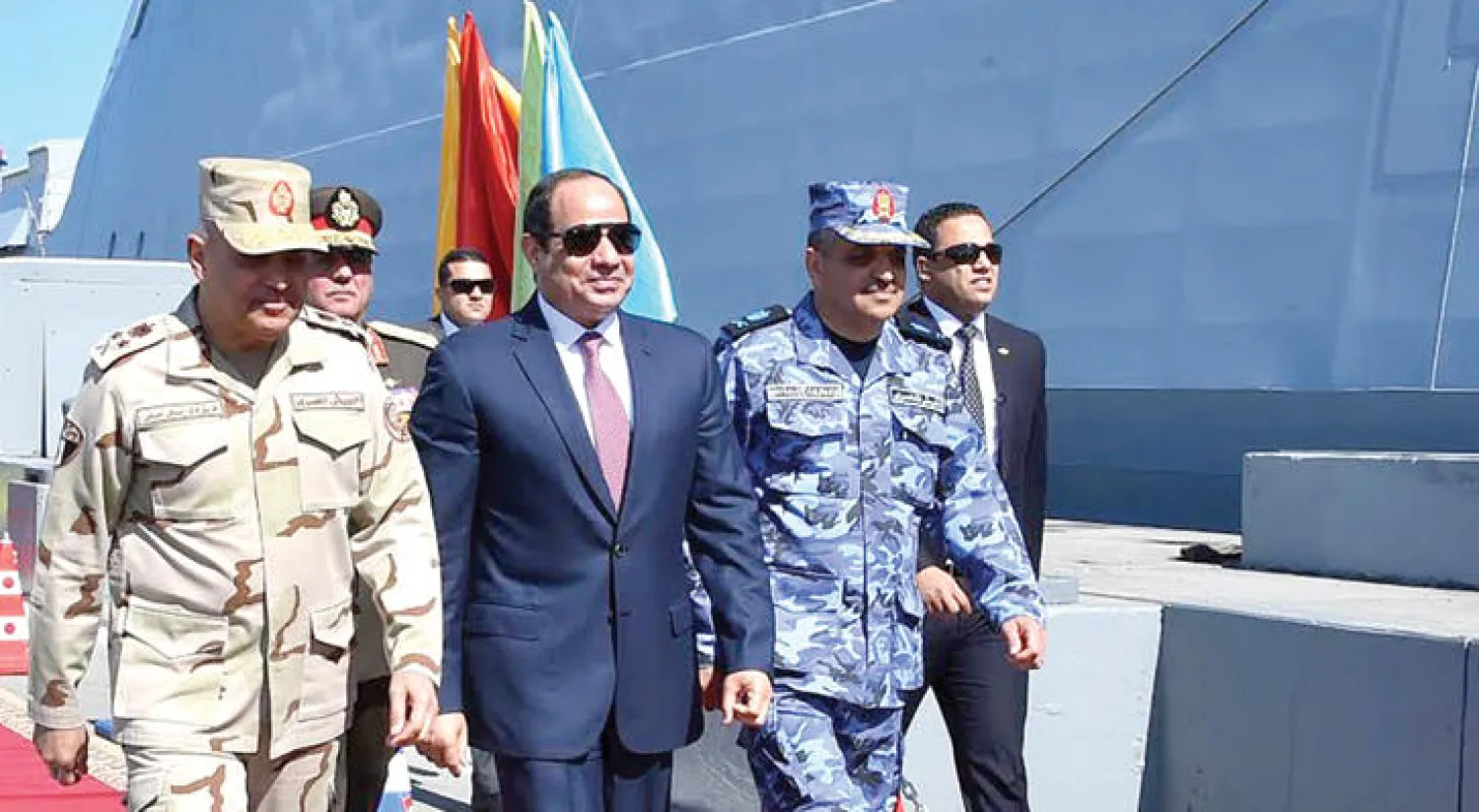 الرئيس المصري عبد الفتاح السيسي في طريقه لمتابعة فعاليات المناورة البحرية بالذخيرة الحية «ذات الصواري» التي نفذها عدد كبير من القطع البحرية من مختلف الطرازات أمس («الشرق الأوسط»)