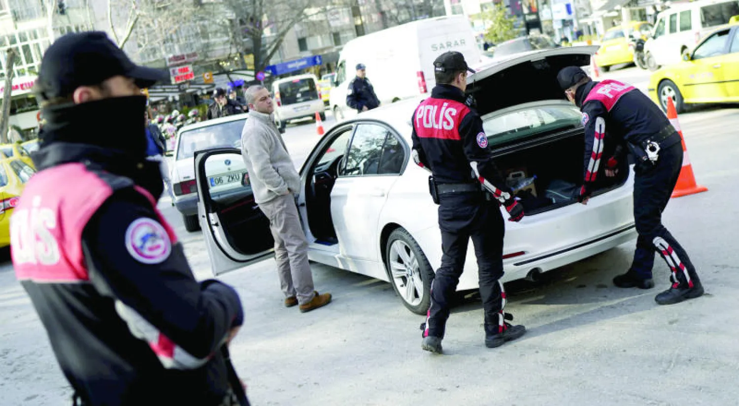 قوات الأمن التركية تفتش سيارة وسط العاصمة أنقرة أمس (رويترز)